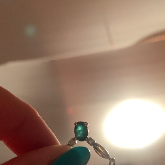 Gorgeous 10k gold necklace with centre Emerald stone - Picture 7 of 7